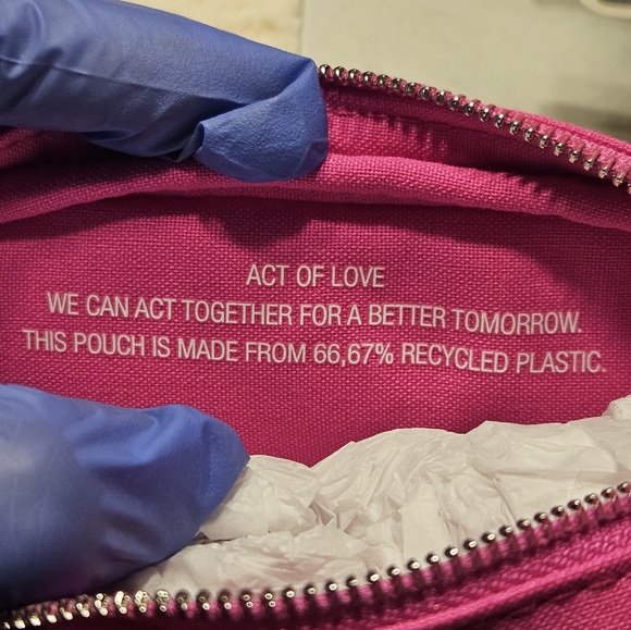 VALENTINO BEAUTY POUCH sexy pink in color, size: 6 x 4 x 1.5 - Picture 3 of 9